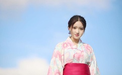 他揉捏她两乳不停呻吟A片